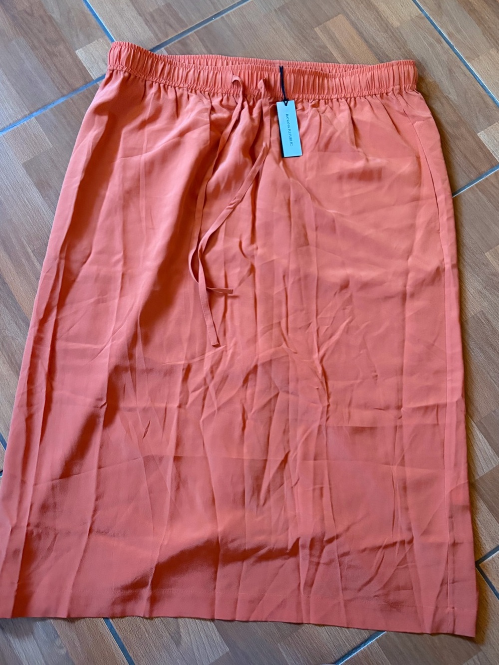 Matte silk midi skirt | banana republic - Picture 4 of 5